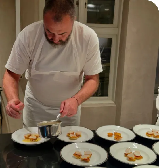 Chef che impiatta una portata delicata