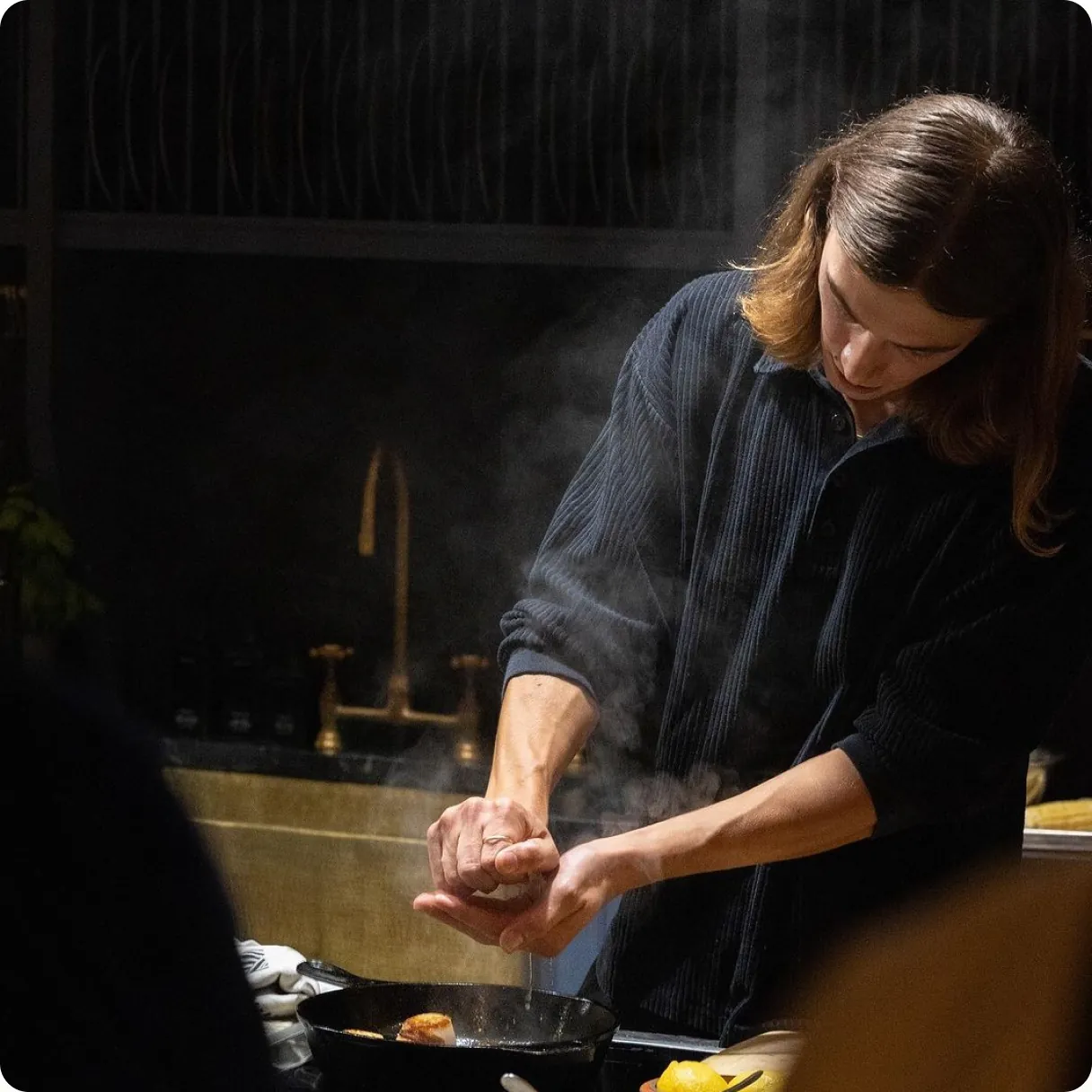 Uno chef privato impiatta una portata nella cucina di casa